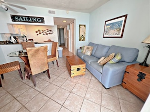 Appart'hôtel, 1 grand lit et 1 canapé-lit, balcon (Gulf Shores Surf & Racquet Club 615A) | Coin séjour