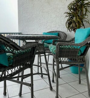 Apartamento, 1 cama de matrimonio con sofá cama, balcón (Gulf Shores Surf & Racquet Club 606A) | Restaurante al aire libre