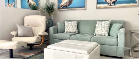 Appartamento, 1 letto queen con divano letto, balcone (Gulf Shores Surf & Racquet Club 606A) | Area soggiorno