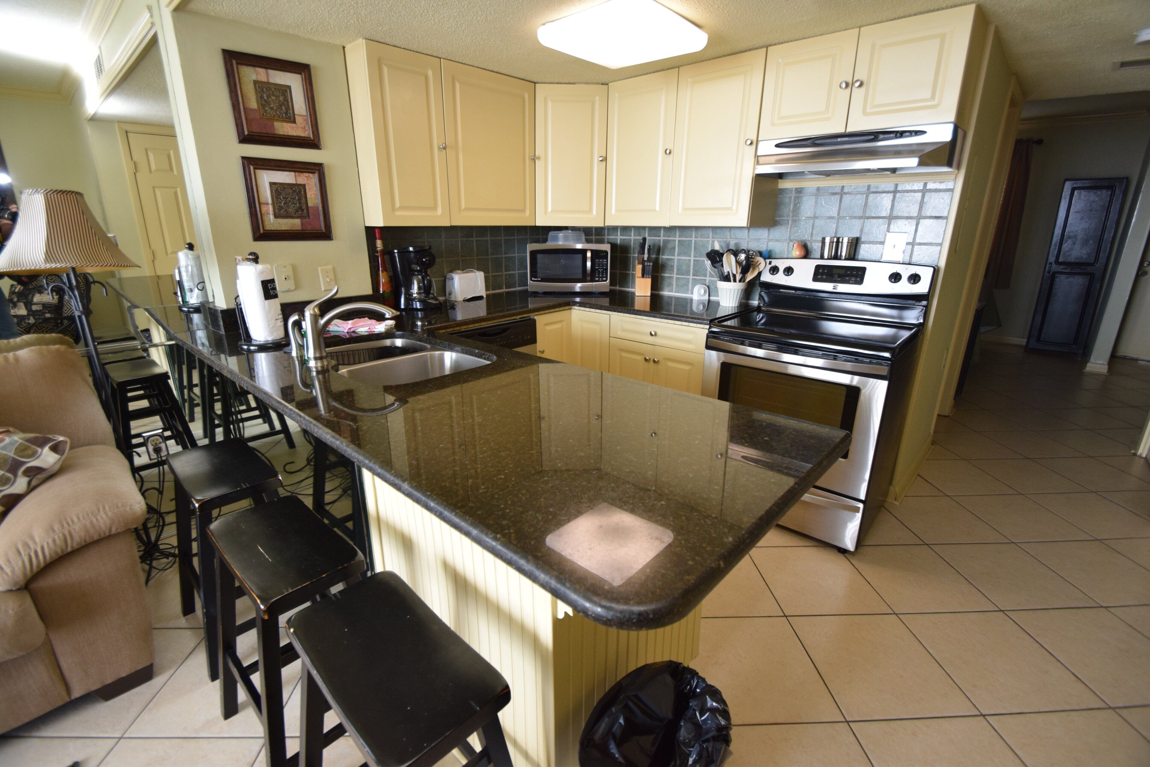 Appartement, 1 queensize bed met slaapbank, balkon (Gulf Shores Surf & Racquet Club 713A) | Privékeuken | Een koffiezetapparaat/waterkoker