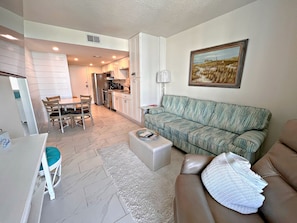 Appart'hôtel, plusieurs lits, balcon (Gulf Shores Surf & Racquet Club 404B) | Coin séjour