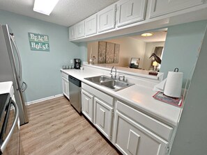 Condo, várias camas, varanda, vista para o oceano (Gulf View 14) | Cozinha privada | Cafeteira/chaleira