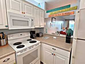Condo, várias camas, sacada, vista para a piscina (Gulf Village 113) | Cozinha privada | Cafeteira/chaleira