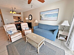 Apartment, Mehrere Betten, Balkon (Gulf Village 412) | Wohnbereich