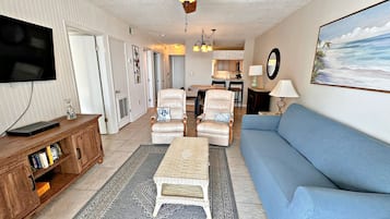 Apartment, Mehrere Betten, Balkon (Gulf Village 412) | Wohnbereich