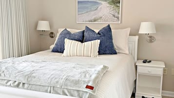 Condo, várias camas, sacada (Gulf Village 412) | 2 quartos, individualmente decorados, individualmente mobiliados