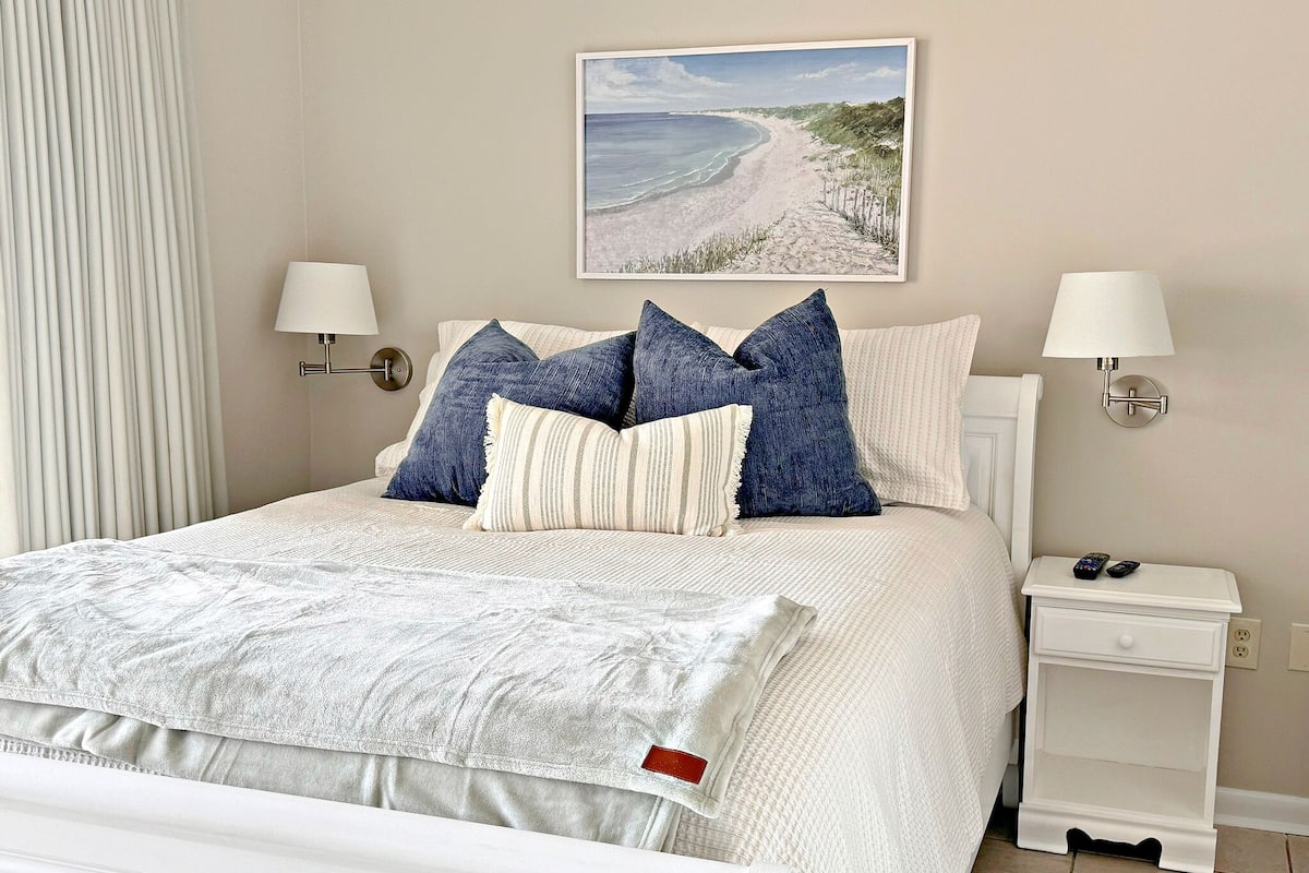 2 bedrooms, individually decorated, individually furnished, bed sheets