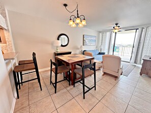 Condo, várias camas, sacada (Gulf Village 412) | Área de estar