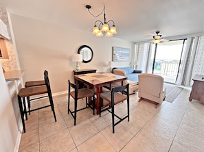 Condo, várias camas, sacada (Gulf Village 412) | Área de estar