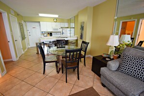 Condo, nhiều giường, ban công, quang cảnh biển (Harbour Place 512) | 2 phòng ngủ, trang trí khác biệt 