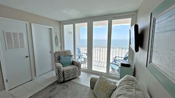 Appartement, meerdere bedden, patio, uitzicht op strand (Island Shores 550) | Woonruimte