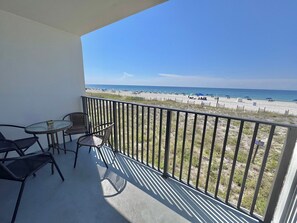 Outdoor dining - Island Sunrise (Gulf Shores)