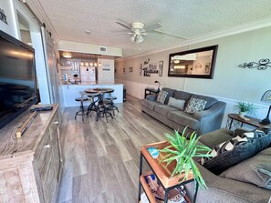 Condo, várias camas, varanda, vista para o oceano (Island Sunrise 165) | Área de estar