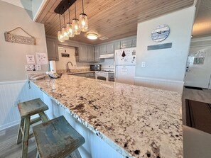 Condo, Berbilang Katil, Patio, Ocean View (Island Sunrise 165) | Dapur peribadi | Pembancuh kopi/teh