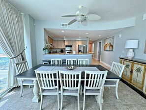 Condo, nhiều giường, ban công (Island Tower 1203) | 3 phòng ngủ, trang trí khác biệt 