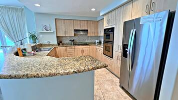 Kondominium, Beberapa Tempat Tidur, balkon (Island Tower 1203) | Dapur pribadi | Mesin pembuat kopi/teh