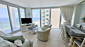 Kondominium, Beberapa Tempat Tidur, balkon (Island Tower 1203) | Area keluarga