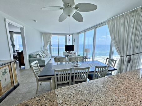 公寓式客房, 多张床, 阳台 (Island Tower 1203) | 3 多间卧室、特色装修、特色家居、床单