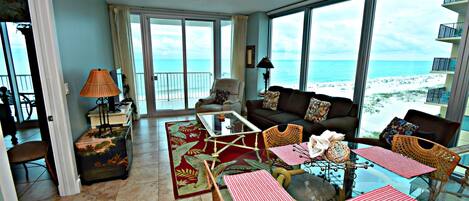 คอนโด, หลายเตียง, ใช้สระว่ายน้ำได้ (Island Tower 703) | บริเวณนั่งเล่น