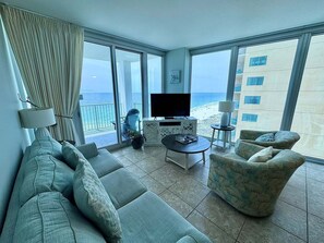 Condo, várias camas, sacada (Island Tower 1203) | Área de estar