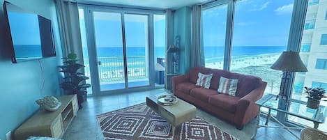 Condo, varias camas, acceso a la alberca (Island Tower 703) | Área de sala de estar