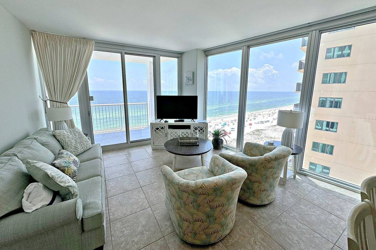 Condo, varias camas, balcón (Island Tower 1203) | Área de sala de estar