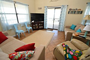 コンドミニアム ベッド (複数台) バルコニー ビーチビュー (Lagoon Run 308) | リビング エリア