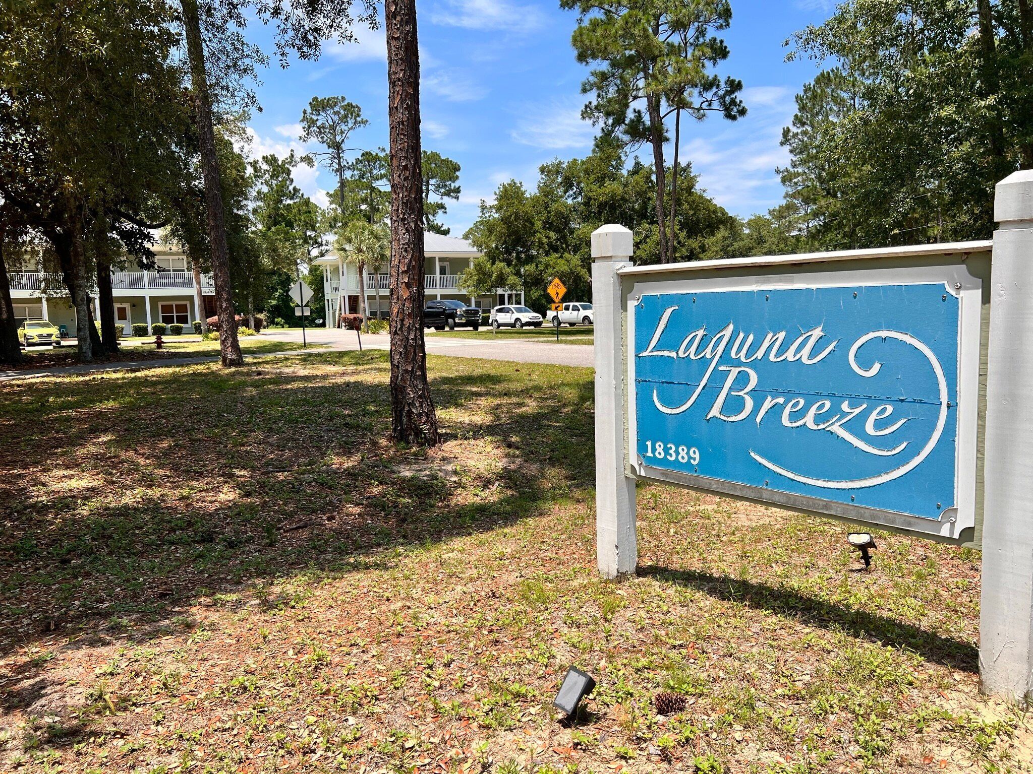 Une enseigne indiquant « Laguna Breeze » avec le numéro « 18389 », par une journée ensoleillée.