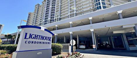 Un edificio de varios pisos con un letrero que dice 'Lighthouse Condominiums'.