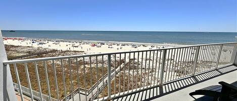 Un balcone con vista sulla spiaggia e sull'oceano.