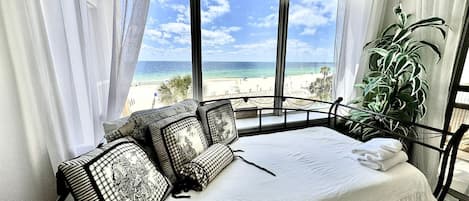 Condo, várias camas, sacada (Marlin Key 2C) | 3 quartos, individualmente decorados, individualmente mobiliados