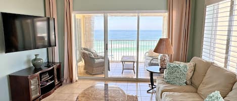 Appart'hôtel, plusieurs lits, balcon, vue océan (Marlin Key 4A) | Coin séjour