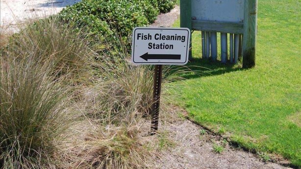 Schild für eine Fischreinigungsstation.