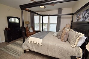 コンドミニアム ベッド (複数台) バルコニー (Navy Cove Harbor 2202) | 2 室のベッドルーム、客室ごとに異なる装飾、客室ごとに異なるインテリア、ベッドシーツ