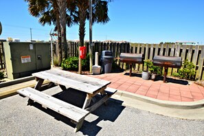 Outdoor dining - Navy Core Harbor (Gulf Shores)