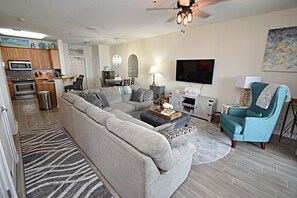 Condo, várias camas, sacada (Navy Cove Harbor 2202) | Área de estar