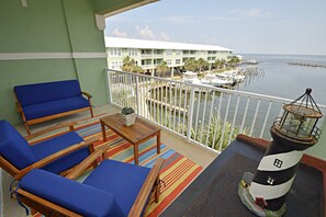 コンドミニアム ベッド (複数台) バルコニー (Navy Cove Harbor 2202) | 部屋からの景観