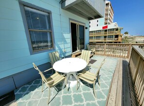 Apartment, Mehrere Betten, Poolzugang, Poolblick (Ocean Reef 901) | Speisen im Freien