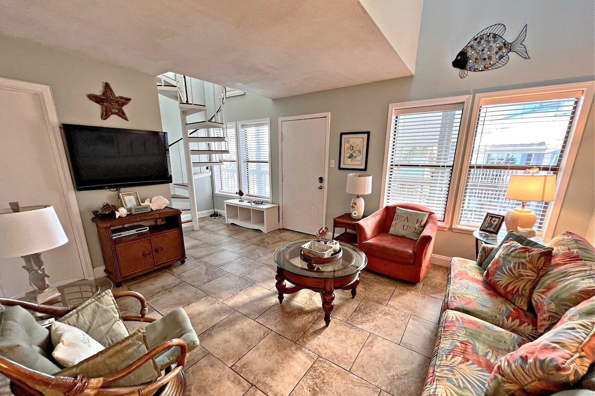 Condo, Multiple Beds, Pool Access, Pool View (Ocean Reef 114) | Living area