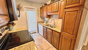 Kondominium, Beberapa Tempat Tidur, akses ke kolam renang, pemandangan kolam renang (Ocean Reef 114) | Dapur pribadi | Mesin pembuat kopi/teh