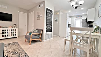 Condo, 1 Queen Bed with Sofa bed, Balcony, Pool View (Ocean Reef 101) | Living area