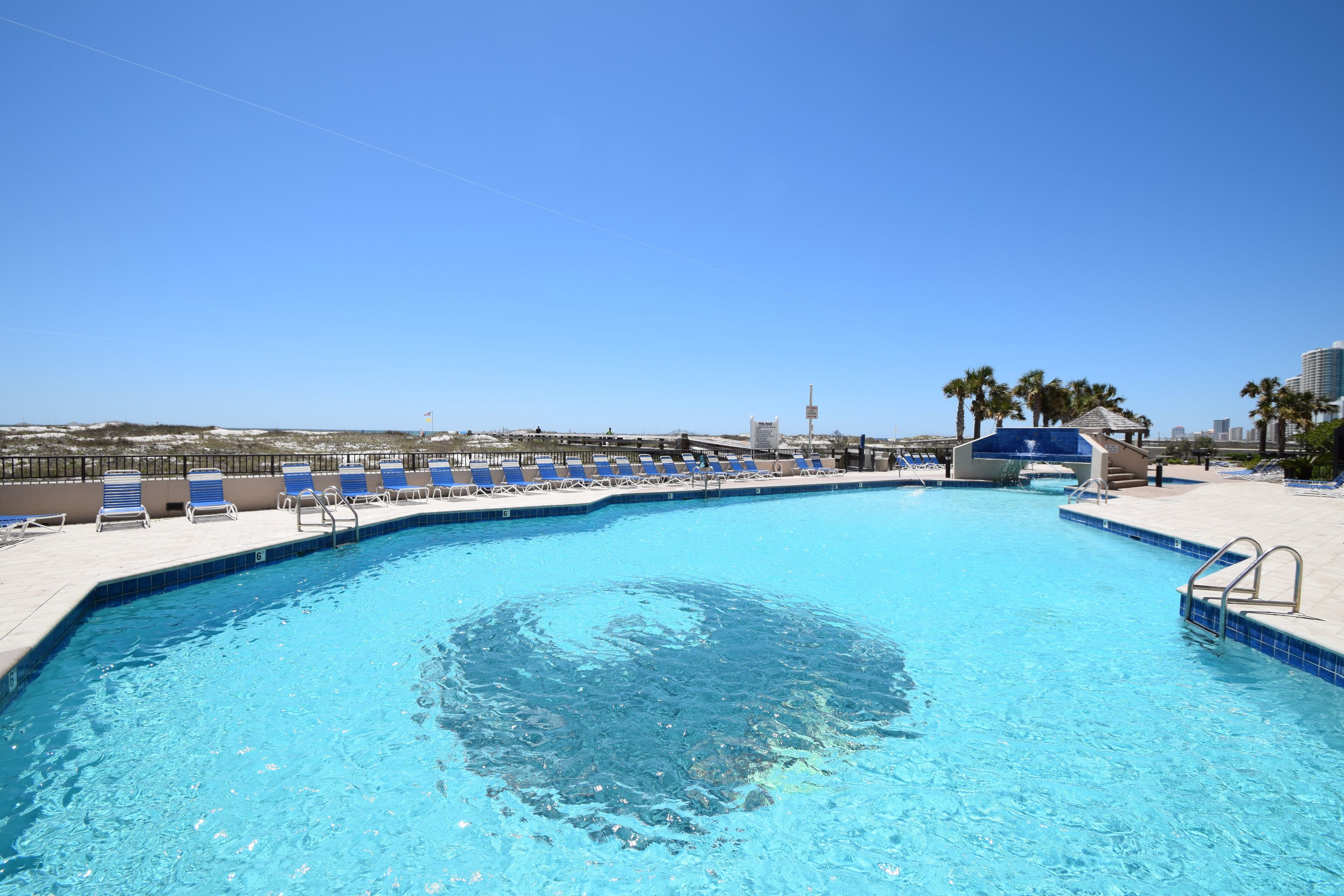 من حمّامات السباحة المغطاة