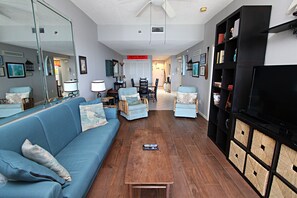 Condo, nhiều giường, ban công (Phoenix II 2143) | Khu phòng khách | MP3 dock 