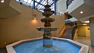 Alberca techada y alberca al aire libre