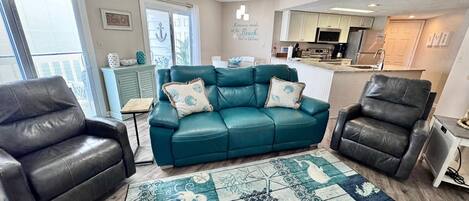 Leilighet, flere senger, balkong, bassengutsikt (Regatta 203C) | Oppholdsområde