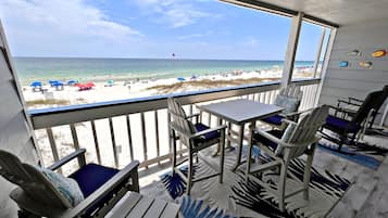 Apartamento, varias camas, balcón (Regatta 201B) | Restaurante al aire libre