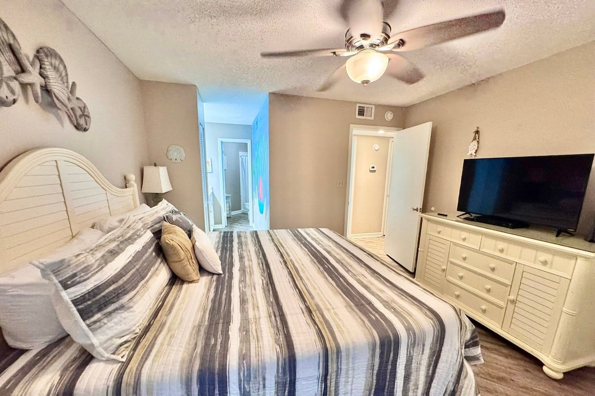 Condo, Multiple Beds, Balcony, Pool View (Regatta 203C) | 2 bedrooms, individually decorated, individually furnished, bed sheets