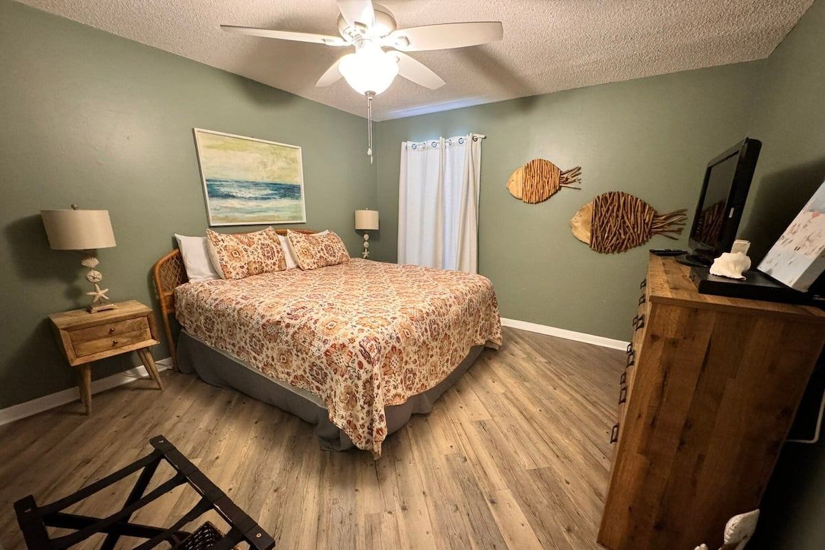 Condo, Multiple Beds, Balcony (Regatta 203A) | 2 bedrooms, individually decorated, individually furnished, bed sheets