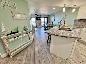 Apartment, Mehrere Betten, Poolzugang, Strandblick (Regatta 102A) | Innenbereich