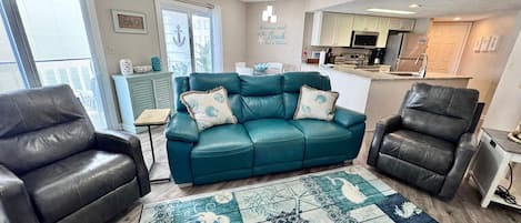 Condo, varias camas, balcón, vista a la alberca (Regatta 203C) | Área de sala de estar